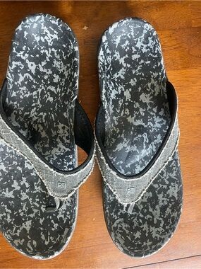 Spenco Men's Black Patterned Flip-Flop Sandals with Textured Strap